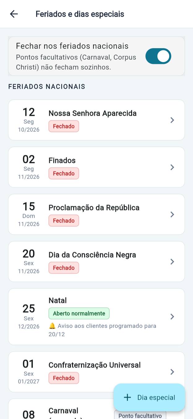 Tela de feriados: cada feriado nacional com o status do petshop e o aviso programado para os clientes